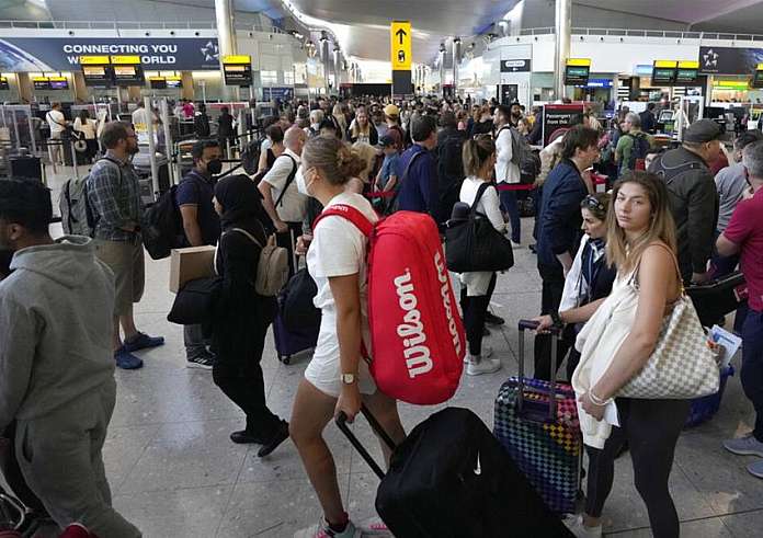 Εικόνες χάους στα αεροδρόμια της Ευρώπης με απεργίες και καθυστερήσεις