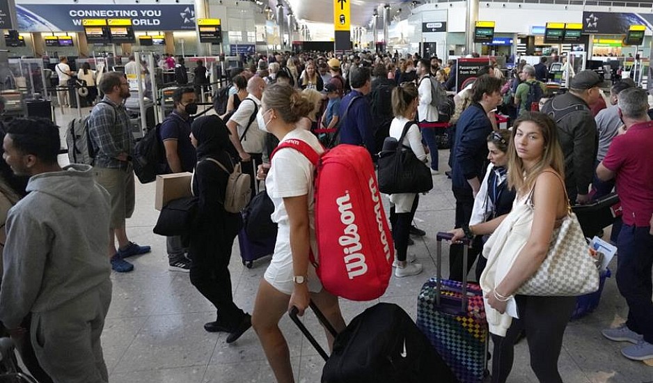Εικόνες χάους στα αεροδρόμια της Ευρώπης με απεργίες και καθυστερήσεις