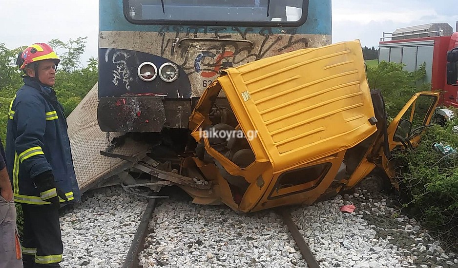 Σοκαριστικές εικόνες από τη σύγκρουση τρένου με ΙΧ: Κίνδυνος θάνατος η αφύλαχτη διάβαση