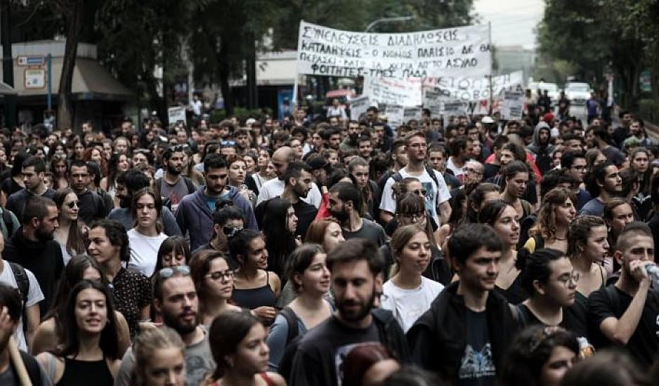 «Με ΜΑΤ και βία δεν γίνεται παιδεία»: Νέο φοιτητικό συλλαλητήριο στο κέντρο της Αθήνας