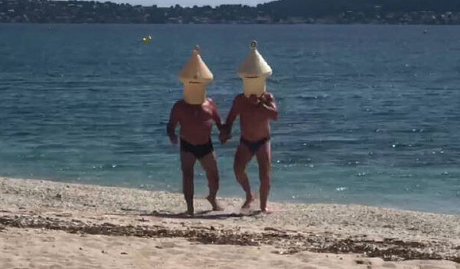Απαγορευμένο κολύμπι: Δύο άνδρες ντύθηκαν σημαδούρες αλλά δεν γλίτωσαν το πρόστιμο