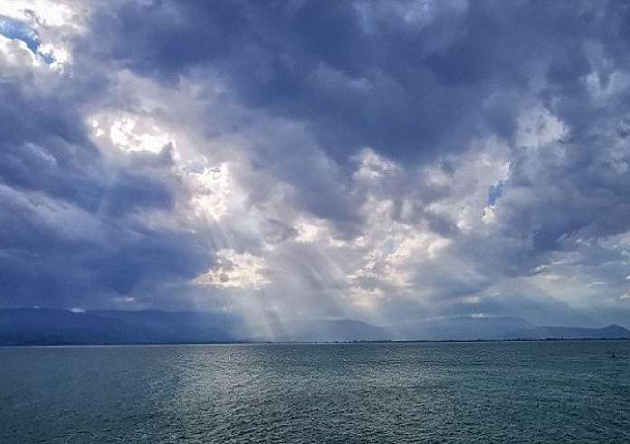Με συννεφιά, βροχές και καταιγίδες η Πρωτομαγιά - Τι καιρό θα κάνει το τριήμερο