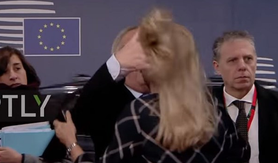 Ο Γιούνκερ ξεμαλλιάζει γυναίκα στη Σύνοδο Κορυφής και γίνεται viral
