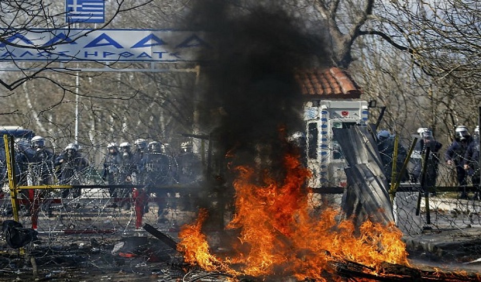 Έβρος: Μάχη να κρατήσουν κλειστά τα σύνορα - Τουρκικά δακρυγόνα εκτοξεύονται προς το ελληνικό έδαφος