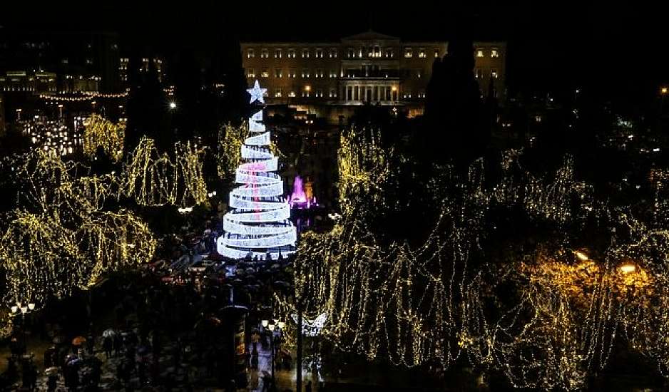 Φωταγωγήθηκε το χριστουγεννιάτικο δέντρο στην Πλατεία Συντάγματος