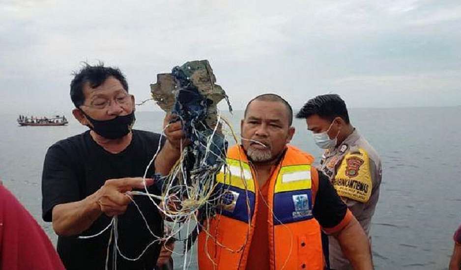 Αεροπορική τραγωδία στην Ινδονησία: Βρέθηκαν συντρίμμια και ανθρώπινα μέλη από την πτήση της Sriwijaya Air