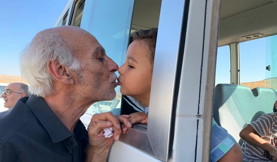 Η φωτογραφία από τη Συρία που συγκλονίζει: Παππούς αποχαιρετά το εγγόνι του