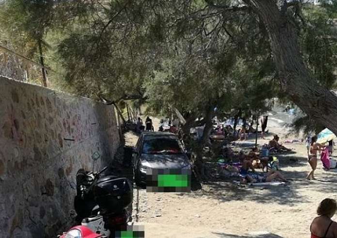 Σύρος: Κατακραυγή για τον οδηγό που πάρκαρε το αυτοκίνητό του πάνω στο κύμα
