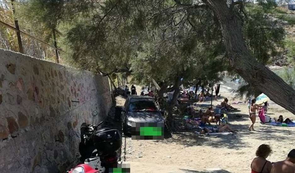 Σύρος: Κατακραυγή για τον οδηγό που πάρκαρε το αυτοκίνητό του πάνω στο κύμα