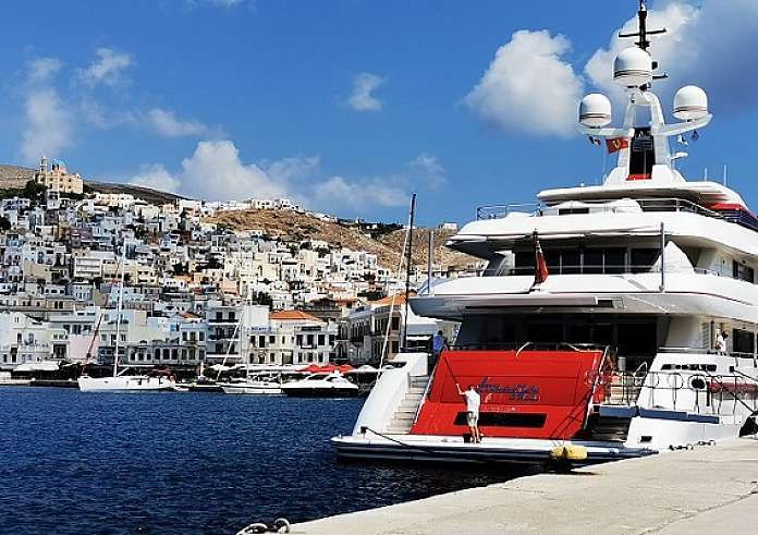 Στη Σύρο η υπερπολυτελής θαλαμηγός του μεγιστάνα ιδιοκτήτη της Coca Cola