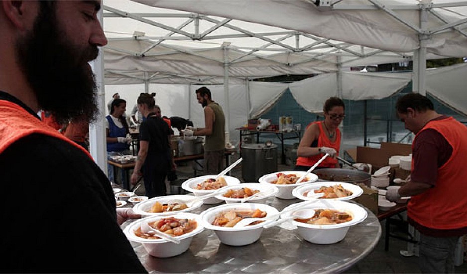 Μαθήματα ανθρωπιάς. Άστεγοι μαγειρεύουν για αστέγους στο Ηράκλειο