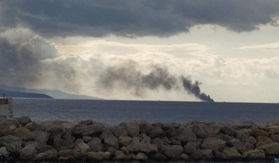 Πυρκαγιά σε τουριστικό σκάφος με τρείς επιβαίνοντες μεταξύ Νάξου και Σχοινούσας