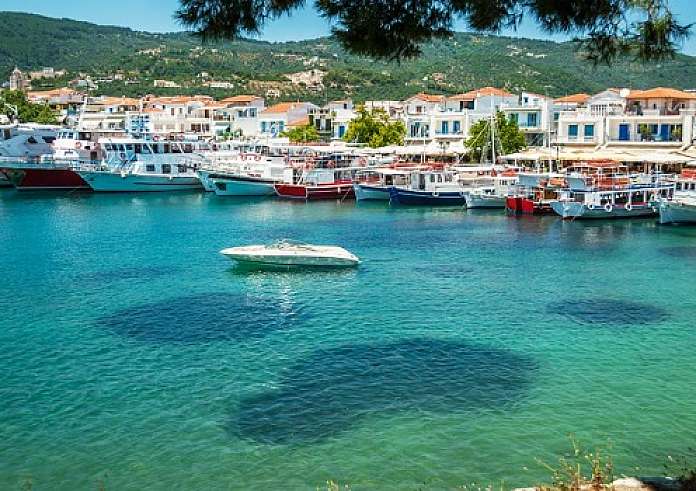 Σκιάθος: Πλοίο με 107 επιβάτες προσέκρουσε στο λιμάνι