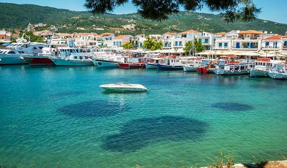 Σκιάθος: Πλοίο με 107 επιβάτες προσέκρουσε στο λιμάνι