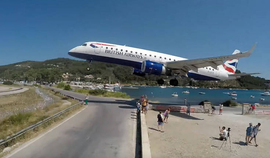 Εκεί στην Σκιάθο είναι αμετανόητοι: Αεροπλάνο πετάει ξυστά από τα κεφάλια κόσμου