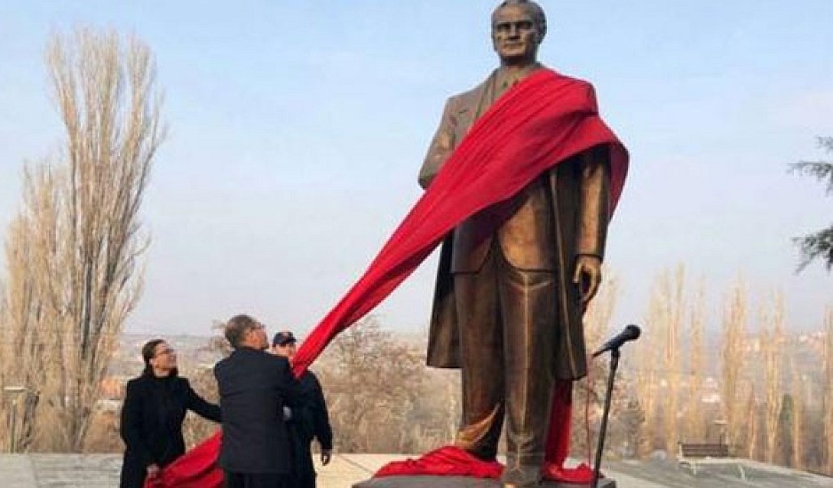 Στα Σκόπια κατέβασαν το άγαλμα του Μ. Αλεξάνδρου και σήκωσαν του Κεμάλ!