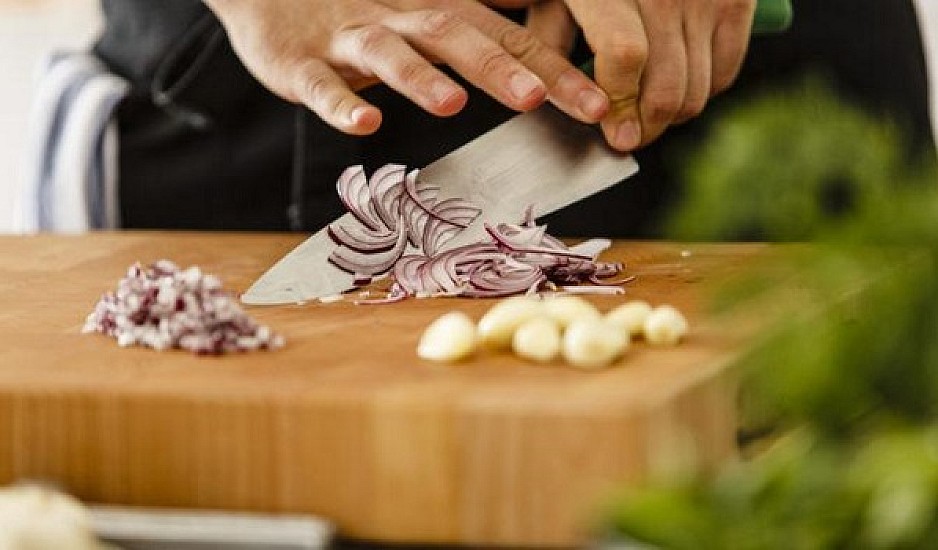 Πώς να μη μυρίζουν τα χέρια σας σκόρδο και κρεμμύδι μετά το μαγείρεμα