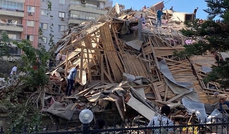 Σεισμός: 4 νεκροί και 120 τραυματίες στην Σμύρνη.  Άνθρωποι καλούν μέσα από τα συντρίμμια για βοήθεια