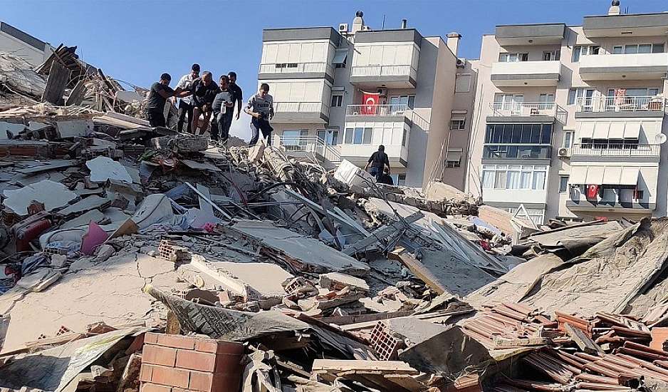Σεισμός στη Σμύρνη: Στους 62 οι νεκροί, 940 οι τραυματίες
