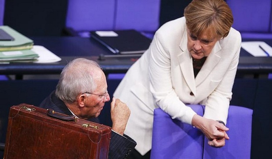 Γερμανία: Ο Σόιμπλε καταλογίζει ευθύνες στη Μέρκελ για τα προβλήματα του CDU