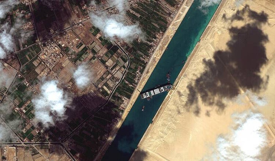 Σουέζ: Μάχη με τον χρόνο για την αποκόλληση του πλοίου – Αναταράξεις στην παγκόσμια οικονομία