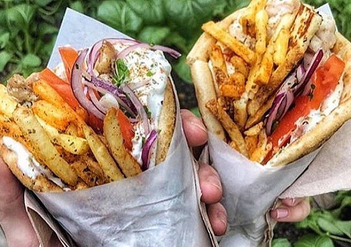 Το street food στην πιο αυθεντική εκδοχή: Δύο κλασικές στάσεις για σουβλάκι στο κέντρο της Αθήνας