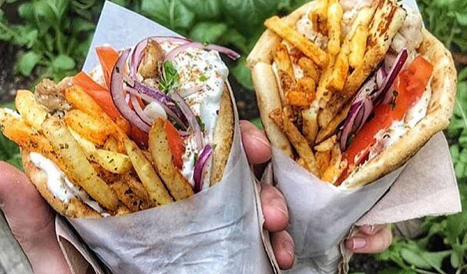 Το street food στην πιο αυθεντική εκδοχή: Δύο κλασικές στάσεις για σουβλάκι στο κέντρο της Αθήνας