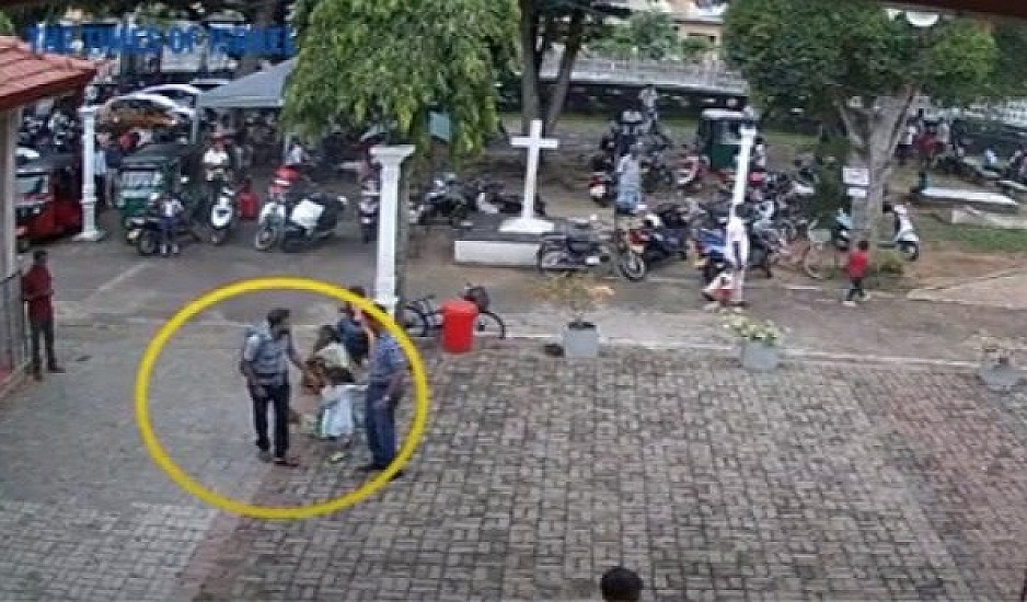 Σρι Λάνκα: Το βίντεο του βομβιστή που χαϊδεύει κοριτσάκι στο κεφάλι πριν ανατιναχτεί