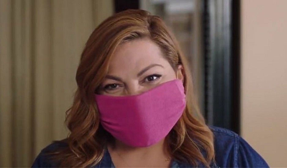Μένουμε ασφαλείς: Η Βίκυ Σταυροπούλου μας δείχνει πώς να φτιάχνουμε μάσκα