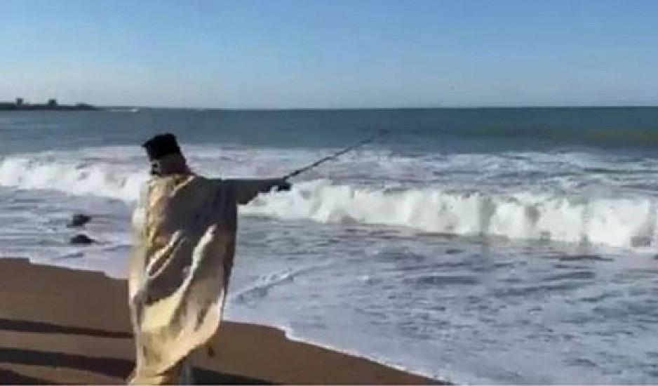 Μεσσηνία: Ιερέας έριξε τον σταυρό με καλάμι ψαρέματος