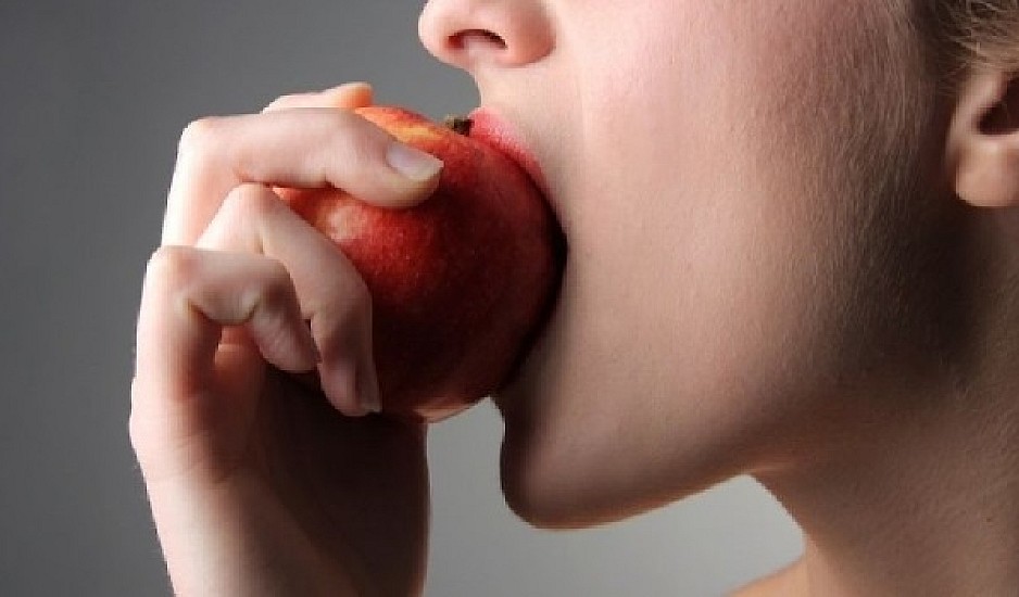 Μουδιάζει το στόμα σας όταν τρώτε κάποιες τροφές; Δείτε τι σας συμβαίνει