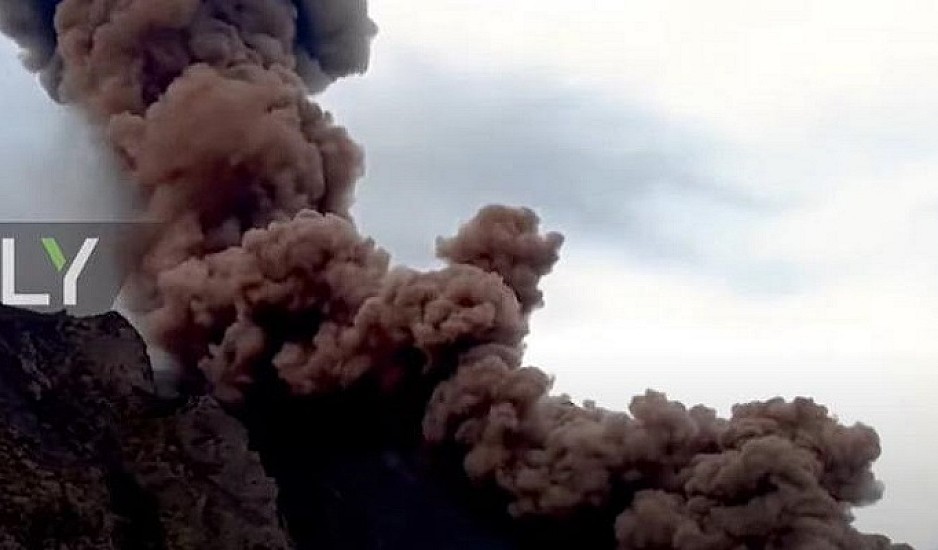 Το ηφαίστειο Στρόμπολι βρυχάται και ξερνάει λάβα και στάχτη