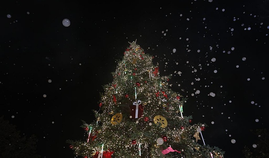 Η Αθήνα γιορτάζει: Φωταγωγήθηκε το χριστουγεννιάτικο δέντρο στο Σύνταγμα