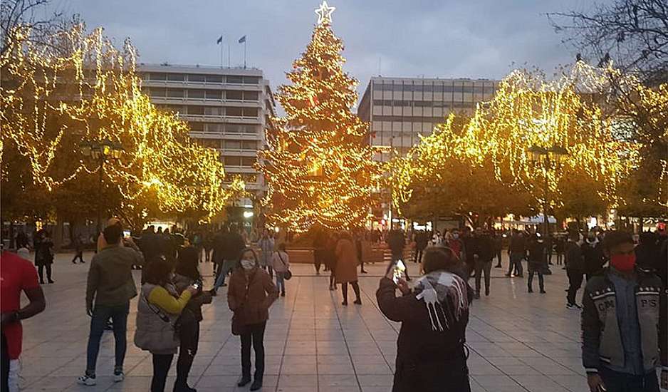 Βόλτα στη Χριστουγεννιάτικη ατμόσφαιρα της πλατείας Συντάγματος, αψηφώντας το lockdown