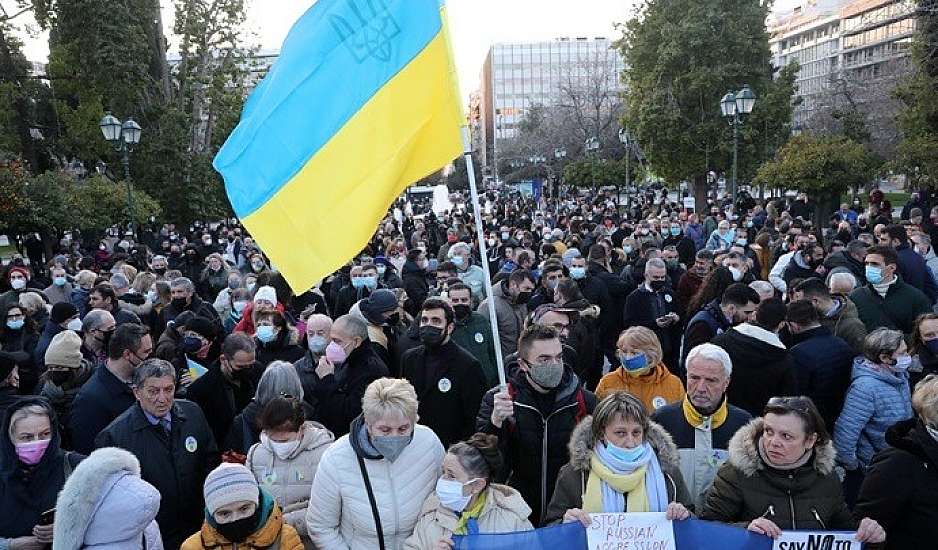 Σε εξέλιξη είναι αντιπολεμική συγκέντρωση στο Σύνταγμα για την εισβολή στην Ουκρανία