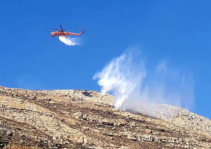 Σύρος: Υπό μερικό έλεγχο η πυρκαγιά στο Μέγα Γιαλό – Ρίψεις από εναέρια μέσα