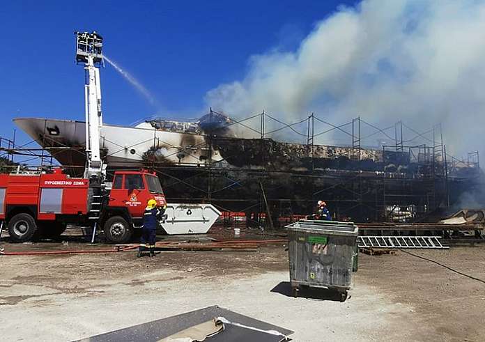 Σύρος: Η στιγμή της έκρηξης στη θαλαμηγό στο ναυπηγείο του Ταρσανά