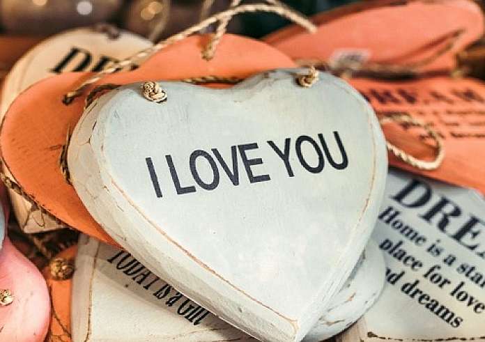 4 σημάδια ότι σου κάνουν love bombing