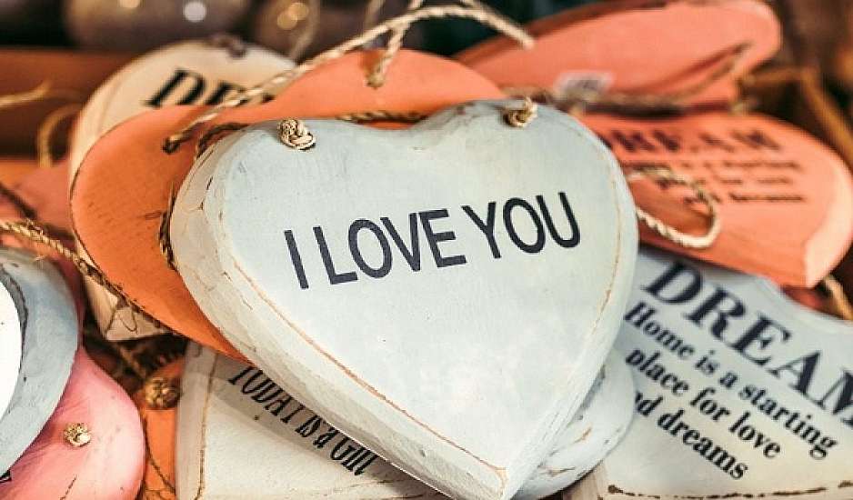 4 σημάδια ότι σου κάνουν love bombing
