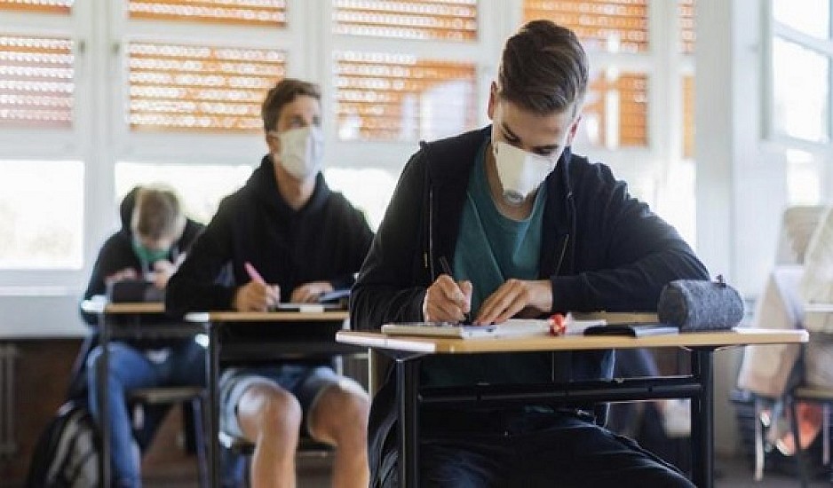 Γονείς στέλνουν εξώδικα σε εκπαιδευτικούς για τη μάσκα – Πώς σχολιάζει δικηγόρος την κίνηση