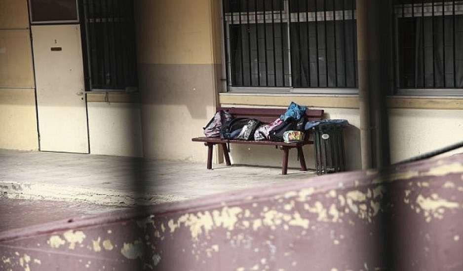 Πρόεδρος του Συλλόγου Γονέων και Κηδεμόνων στο Ίλιον: Με μαχαίρωσε ανήλικος στην αυλή του σχολείου