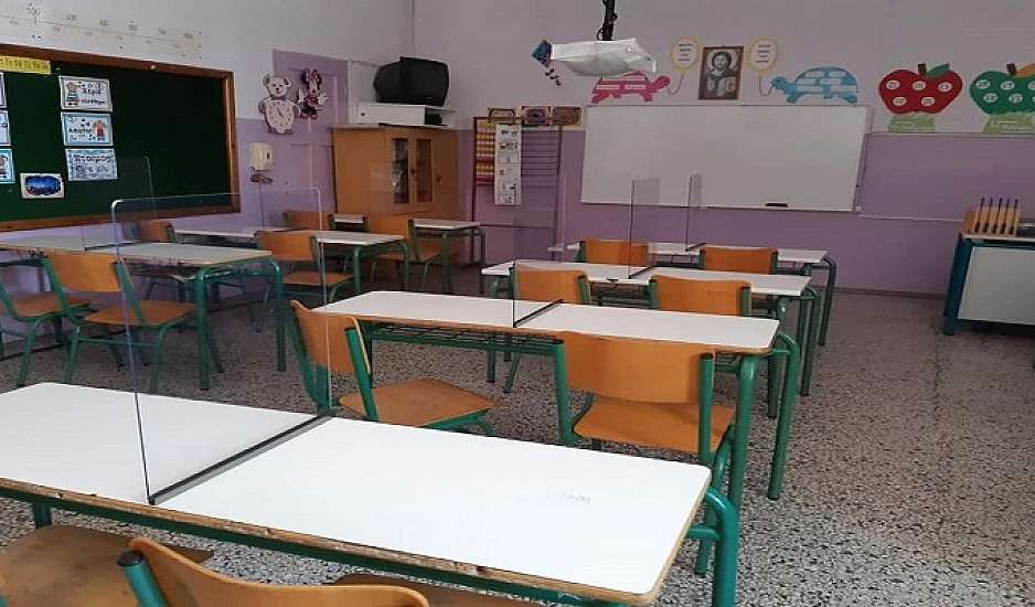 Θεσσαλονίκη: Γονείς έβαλαν πλεξιγκλάς στα θρανία σχολείου λόγω  κορονοιού