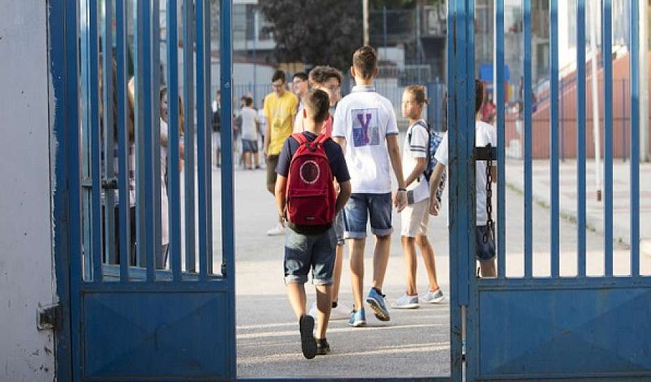 Καλύβια: Μπροστά στους μαθητές η επίθεση του πατέρα στους εκπαιδευτικούς - Δείτε το βίντεο