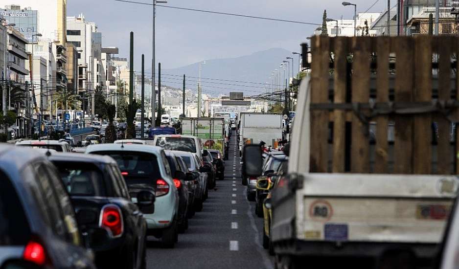 Kίνηση στους δρόμους: Καθυστερήσεις στη Λ. Συγγρού από καραμπόλα τεσσάρων οχημάτων