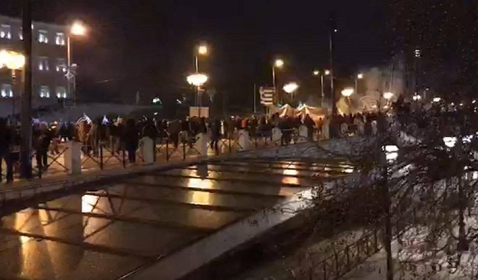 Συλλαλητήρια – Μακεδονία: Μολότοφ και πέτρες έξω από την Βουλή