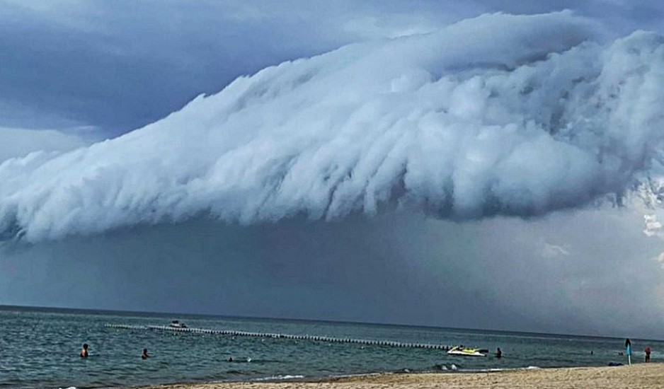 Εντυπωσιακό βίντεο από την καταιγίδα στη Χαλκιδική: Σύννεφο έγινε ένα με τη θάλασσα