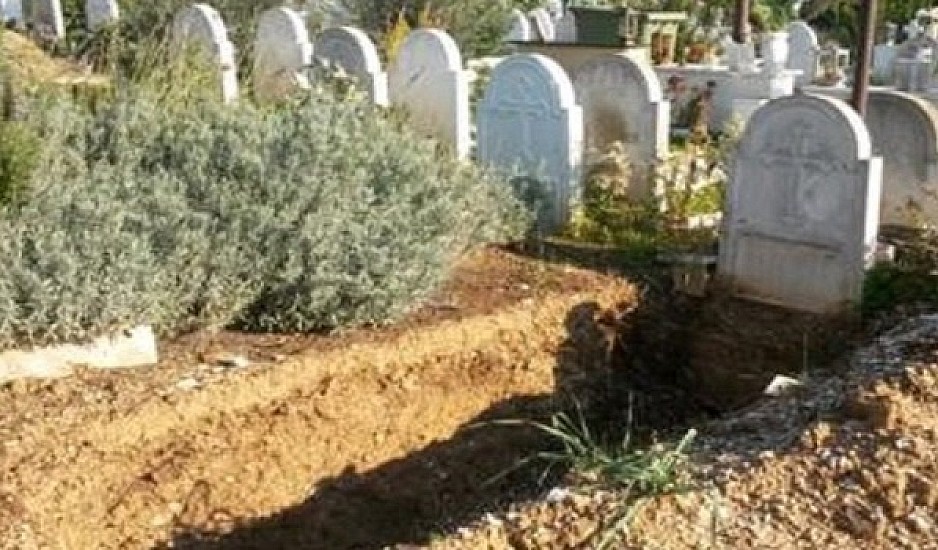 Γυναίκα έσκαψε και βγήκε ζωντανή από τάφο που την έθαψαν μεθυσμένοι γείτονες