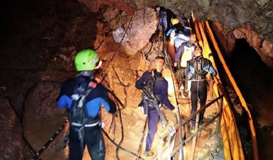 Ξεκίνησε και πάλι η επιχείρηση στο σπήλαιο της Ταϊλάνδης. Λεπτό προς λεπτό η διάσωση