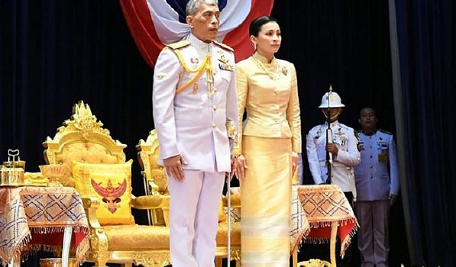Ταϊλάνδη: Ο βασιλιάς σύστησε την εpωμένη του στο λαό μπροστά στη γυναίκα του!