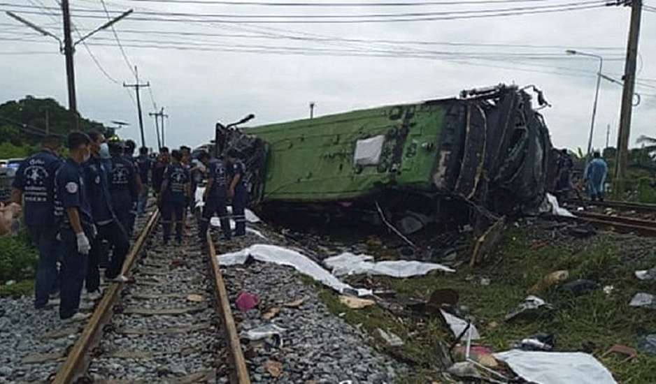 Τραγωδία στην Ταϊλάνδη: Τρένο συγκρούστηκε με λεωφορείο - Τουλάχιστον 17 νεκροί